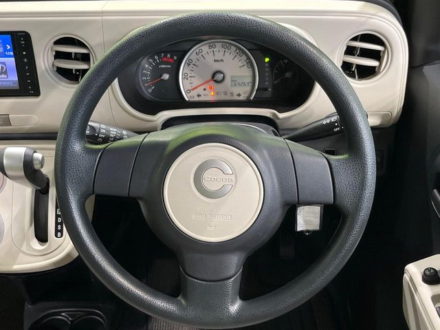 �C���e���A�ɍ��킹���f�U�C���̃X�e�A�����O�́A�^�]�������̂��Ƃ��l���A�^�]���₷���`��A�傫���ł��B�����x�A���ۂɐG���Ă��m���߂��������B