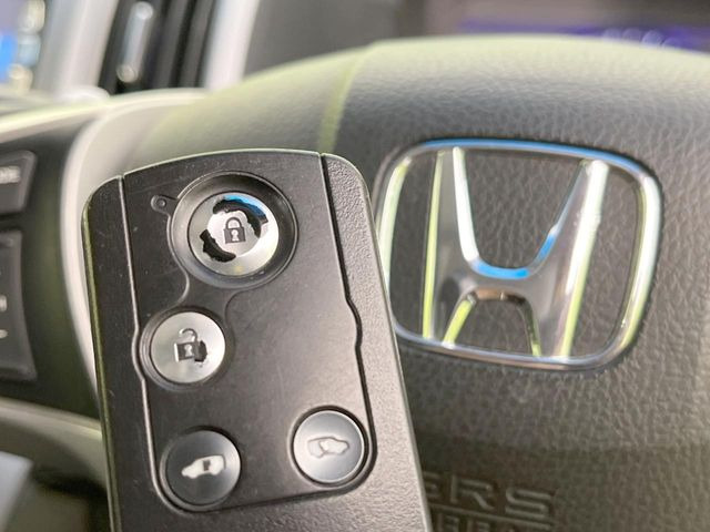 �yHonda�X�}�[�g�L�[�z�J�o����|�P�b�g�ɓ��ꂽ�܂܂ł��h�A�̎{���E�������\�ȃX�}�[�g�L�[�𑕔��B�G���W���̃I���E�I�t�����J�M�����o���K�v����������Ƃ��Ă��֗��ł���