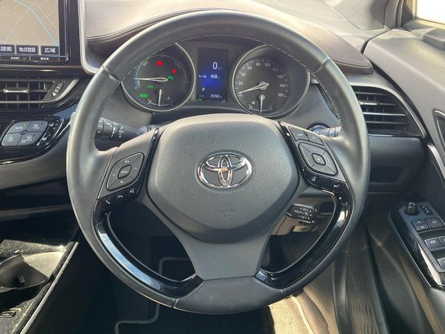 �C���e���A�ɍ��킹���f�U�C���̃X�e�A�����O�́A�^�]�������̂��Ƃ��l���A�^�]���₷���`��A�傫���ł��B�����x�A���ۂɐG���Ă��m���߂��������B