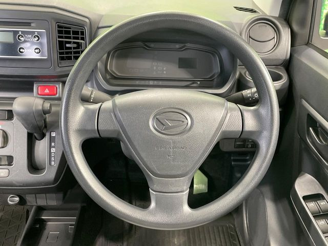 �C���e���A�ɍ��킹���f�U�C���̃X�e�A�����O�́A�^�]�������̂��Ƃ��l���A�^�]���₷���`��A�傫���ł��B�����x�A���ۂɐG���Ă��m���߂��������B