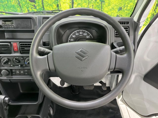 �C���e���A�ɍ��킹���f�U�C���̃X�e�A�����O�́A�^�]�������̂��Ƃ��l���A�^�]���₷���`��A�傫���ł��B�����x�A���ۂɐG���Ă��m���߂��������B