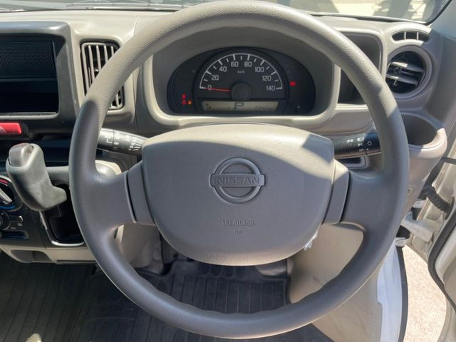 �C���e���A�ɍ��킹���f�U�C���̃X�e�A�����O�́A�^�]�������̂��Ƃ��l���A�^�]���₷���`��A�傫���ł��B�����x�A���ۂɐG���Ă��m���߂��������B