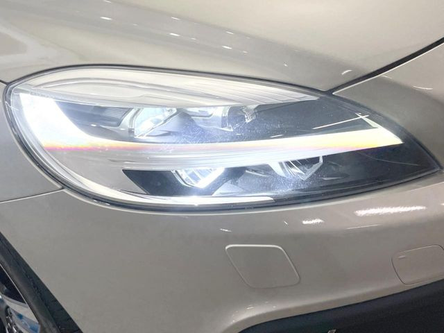 ��FULL-LED SYSTEM:�X�e�A�����O��؂��������ɍ��킹�Ď����Ńw�b�h���C�g�̌�����ς��A��Ԃ̎��E���m�ۂ���A�N�e�B�u�x���f�B���O�@�\��A�Ό��Ԃ̃h���C�o�[��Ῐf��h���܂�!