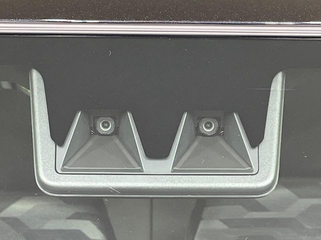 【スマートアシスト】走行中に前方の車両等を認識し、衝突しそうな時は警報とブレーキで衝突回避と被害軽減をアシスト。より安全にドライブをお楽しみいただけます。