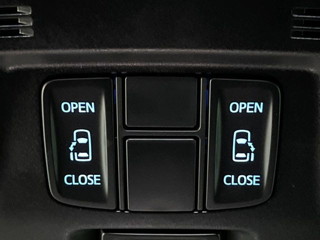 【両側パワースライドドア】スマートキーや運転席のスイッチで後席両側スライドドアの開閉が可能♪電動だから力を入れてドアを開ける必要が無く、小さなお子様でも簡単に開け閉めでき快適です♪