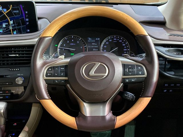 �C���e���A�ɍ��킹���f�U�C���̃X�e�A�����O�́A�^�]�������̂��Ƃ��l���A�^�]���₷���`��A�傫���ł��B�����x�A���ۂɐG���Ă��m���߂��������B