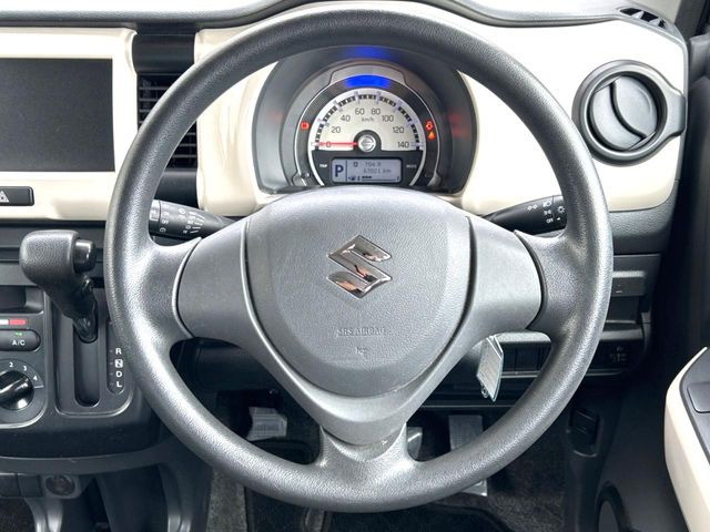 �C���e���A�ɍ��킹���f�U�C���̃X�e�A�����O�́A�^�]�������̂��Ƃ��l���A�^�]���₷���`��A�傫���ł��B�����x�A���ۂɐG���Ă��m���߂��������B