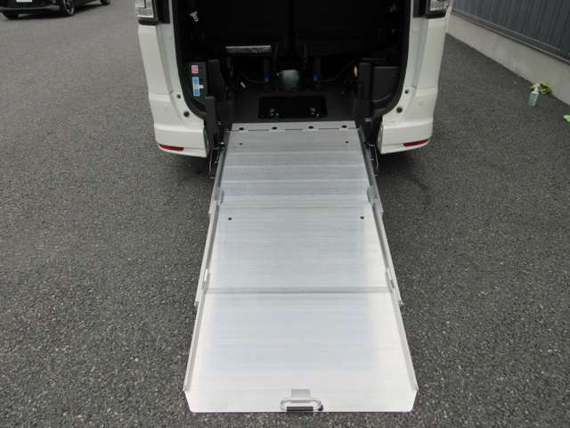 セレナ2.0 ハイウェイスター Vセレクション+SafetyII HYBRIDチェアキャブスロープ 車いす1名