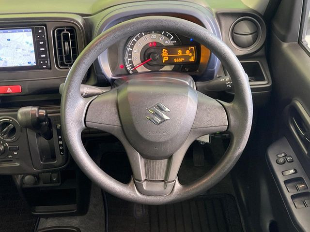 �C���e���A�ɍ��킹���f�U�C���̃X�e�A�����O�́A�^�]�������̂��Ƃ��l���A�^�]���₷���`��A�傫���ł��B�����x�A���ۂɐG���Ă��m���߂��������B
