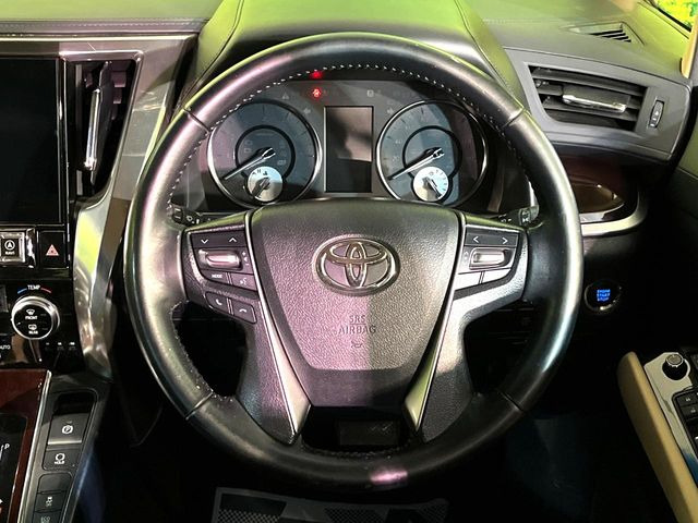 �C���e���A�ɍ��킹���f�U�C���̃X�e�A�����O�́A�^�]�������̂��Ƃ��l���A�^�]���₷���`��A�傫���ł��B�����x�A���ۂɐG���Ă��m���߂��������B