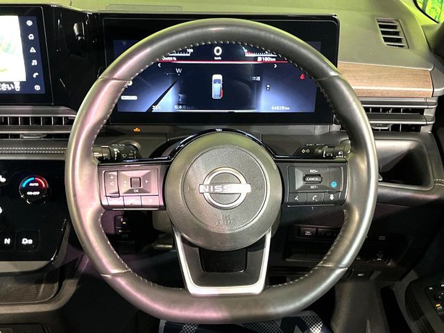 �C���e���A�ɍ��킹���f�U�C���̃X�e�A�����O�́A�^�]�������̂��Ƃ��l���A�^�]���₷���`��A�傫���ł��B�����x�A���ۂɐG���Ă��m���߂��������B