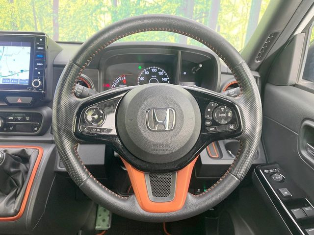 �C���e���A�ɍ��킹���f�U�C���̃X�e�A�����O�́A�^�]�������̂��Ƃ��l���A�^�]���₷���`��A�傫���ł��B�����x�A���ۂɐG���Ă��m���߂��������B