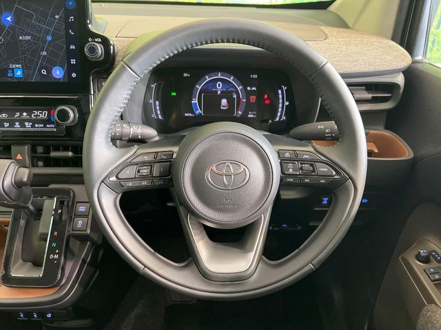 �C���e���A�ɍ��킹���f�U�C���̃X�e�A�����O�́A�^�]�������̂��Ƃ��l���A�^�]���₷���`��A�傫���ł��B�����x�A���ۂɐG���Ă��m���߂��������B