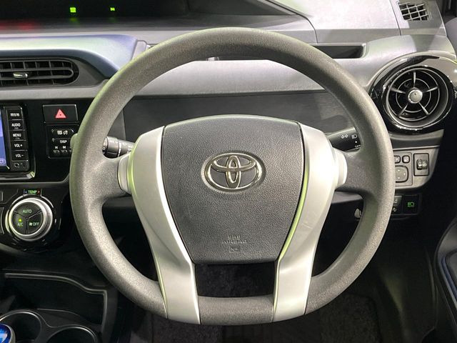 �C���e���A�ɍ��킹���f�U�C���̃X�e�A�����O�́A�^�]�������̂��Ƃ��l���A�^�]���₷���`��A�傫���ł��B�����x�A���ۂɐG���Ă��m���߂��������B