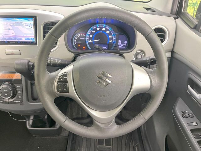 �C���e���A�ɍ��킹���f�U�C���̃X�e�A�����O�́A�^�]�������̂��Ƃ��l���A�^�]���₷���`��A�傫���ł��B�����x�A���ۂɐG���Ă��m���߂��������B