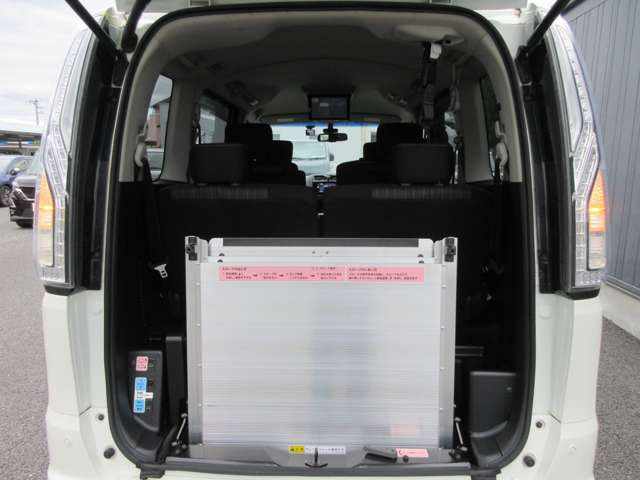 セレナ2.0 ハイウェイスター Vセレクション+SafetyII HYBRIDチェアキャブスロープ 車いす1名