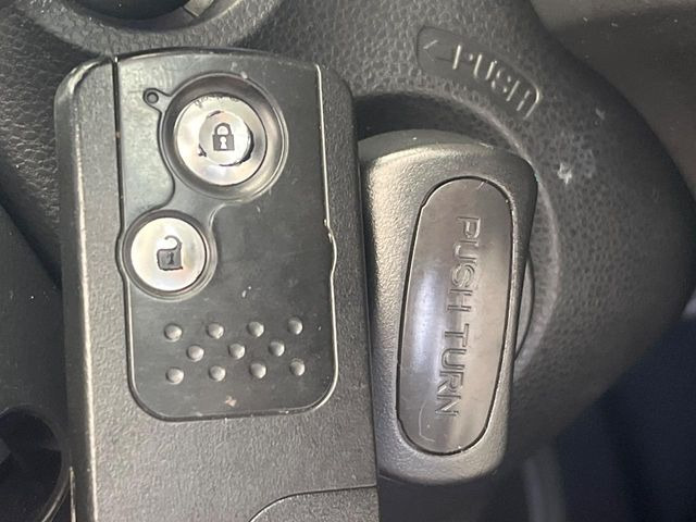 �yHonda�X�}�[�g�L�[�z�J�o����|�P�b�g�ɓ��ꂽ�܂܂ł��h�A�̎{���E�������\�ȃX�}�[�g�L�[�𑕔��B�G���W���̃I���E�I�t�����J�M�����o���K�v����������Ƃ��Ă��֗��ł���