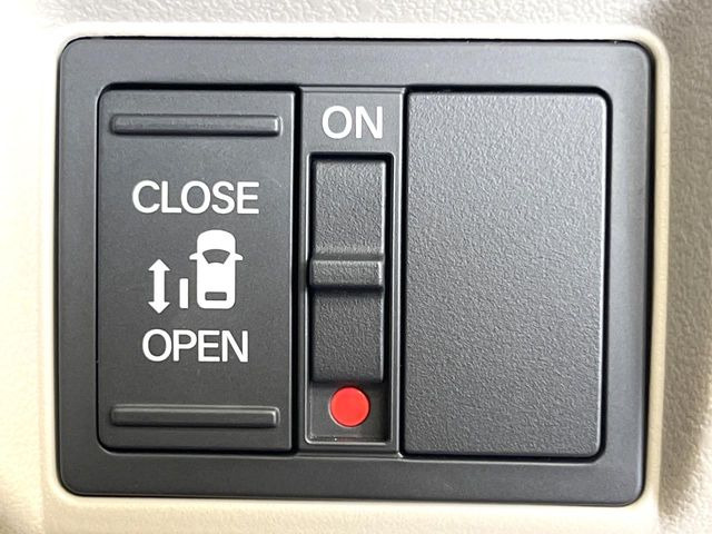 【パワースライドドア】スマートキーや運転席のスイッチでスライドドアの開閉が可能♪電動だから力を入れてドアを開ける必要が無く、小さいお子様でも、重い荷物を持っている時もラクに開け閉めできます♪