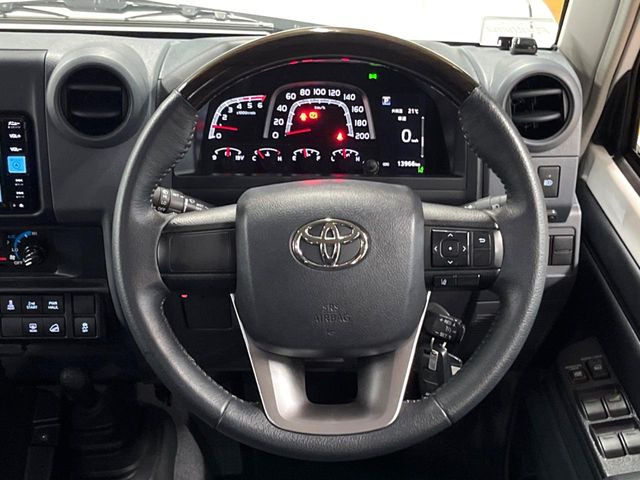 �C���e���A�ɍ��킹���f�U�C���̃X�e�A�����O�́A�^�]�������̂��Ƃ��l���A�^�]���₷���`��A�傫���ł��B�����x�A���ۂɐG���Ă��m���߂��������B