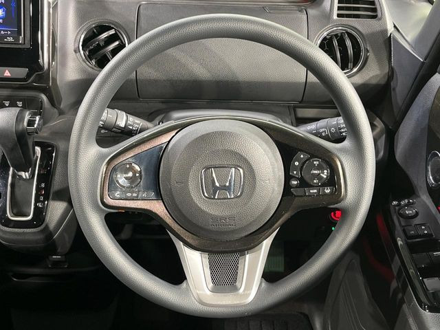 �C���e���A�ɍ��킹���f�U�C���̃X�e�A�����O�́A�^�]�������̂��Ƃ��l���A�^�]���₷���`��A�傫���ł��B�����x�A���ۂɐG���Ă��m���߂��������B