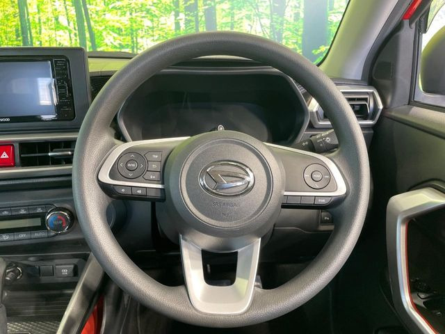 �C���e���A�ɍ��킹���f�U�C���̃X�e�A�����O�́A�^�]�������̂��Ƃ��l���A�^�]���₷���`��A�傫���ł��B�����x�A���ۂɐG���Ă��m���߂��������B