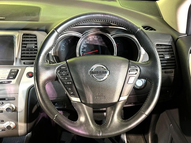 �C���e���A�ɍ��킹���f�U�C���̃X�e�A�����O�́A�^�]�������̂��Ƃ��l���A�^�]���₷���`��A�傫���ł��B�����x�A���ۂɐG���Ă��m���߂��������B