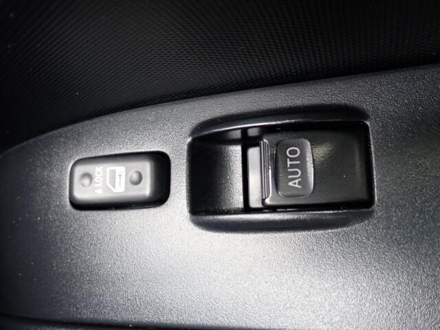 運転席の窓の開閉は電動になりますので、便利ですよね。