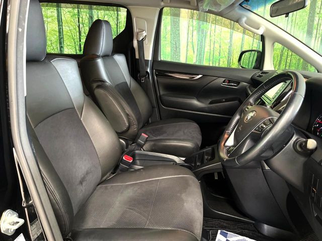 運転席まわりには十分なスペースがあり、大柄な方でもゆったり運転していただける環境です。