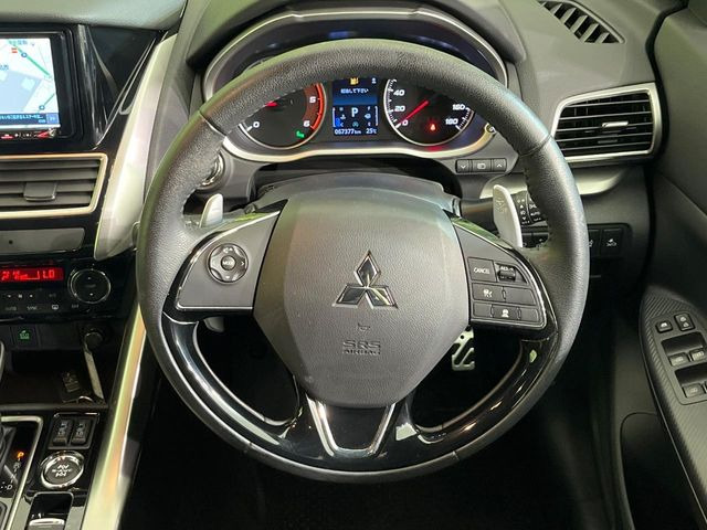�C���e���A�ɍ��킹���f�U�C���̃X�e�A�����O�́A�^�]�������̂��Ƃ��l���A�^�]���₷���`��A�傫���ł��B�����x�A���ۂɐG���Ă��m���߂��������B