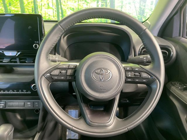 �C���e���A�ɍ��킹���f�U�C���̃X�e�A�����O�́A�^�]�������̂��Ƃ��l���A�^�]���₷���`��A�傫���ł��B�����x�A���ۂɐG���Ă��m���߂��������B