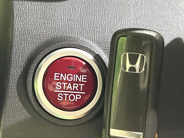 �yHonda�X�}�[�g�L�[�z�J�o����|�P�b�g�ɓ��ꂽ�܂܂ł��h�A�̎{���E�������\�ȃX�}�[�g�L�[�𑕔��B�G���W���̃I���E�I�t�����J�M�����o���K�v����������Ƃ��Ă��֗��ł���