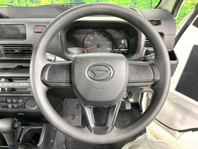 �C���e���A�ɍ��킹���f�U�C���̃X�e�A�����O�́A�^�]�������̂��Ƃ��l���A�^�]���₷���`��A�傫���ł��B�����x�A���ۂɐG���Ă��m���߂��������B