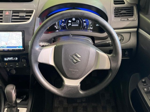 �C���e���A�ɍ��킹���f�U�C���̃X�e�A�����O�́A�^�]�������̂��Ƃ��l���A�^�]���₷���`��A�傫���ł��B�����x�A���ۂɐG���Ă��m���߂��������B