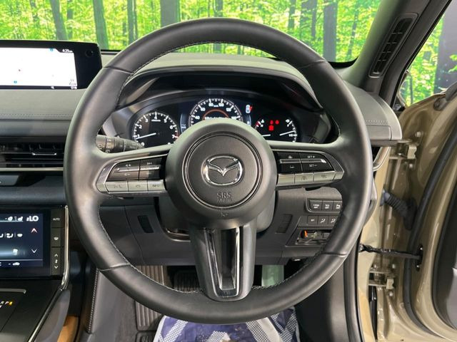 �C���e���A�ɍ��킹���f�U�C���̃X�e�A�����O�́A�^�]�������̂��Ƃ��l���A�^�]���₷���`��A�傫���ł��B�����x�A���ۂɐG���Ă��m���߂��������B