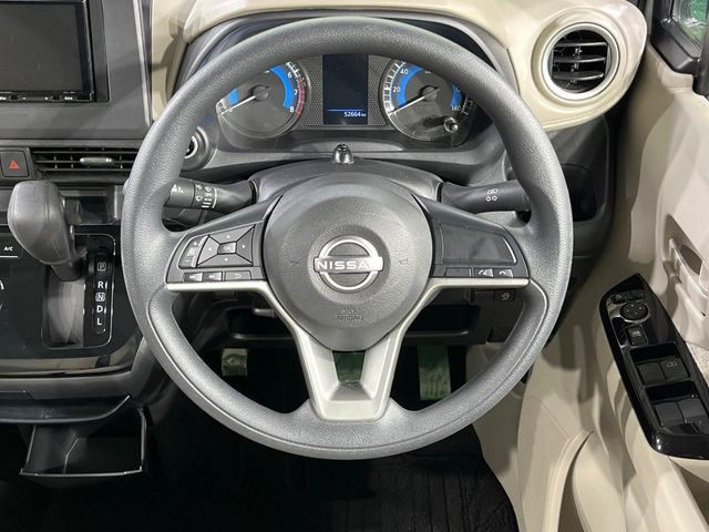 �C���e���A�ɍ��킹���f�U�C���̃X�e�A�����O�́A�^�]�������̂��Ƃ��l���A�^�]���₷���`��A�傫���ł��B�����x�A���ۂɐG���Ă��m���߂��������B