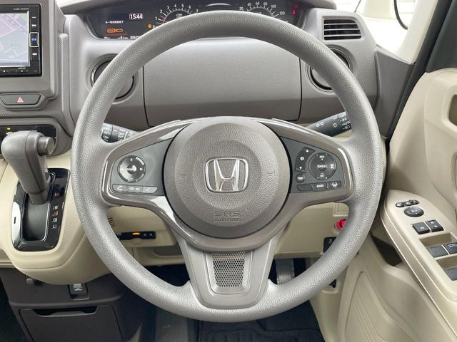 �C���e���A�ɍ��킹���f�U�C���̃X�e�A�����O�́A�^�]�������̂��Ƃ��l���A�^�]���₷���`��A�傫���ł��B�����x�A���ۂɐG���Ă��m���߂��������B