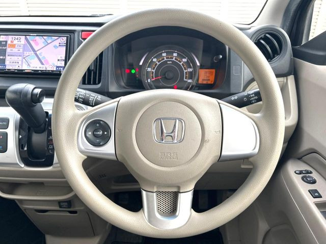 �C���e���A�ɍ��킹���f�U�C���̃X�e�A�����O�́A�^�]�������̂��Ƃ��l���A�^�]���₷���`��A�傫���ł��B�����x�A���ۂɐG���Ă��m���߂��������B