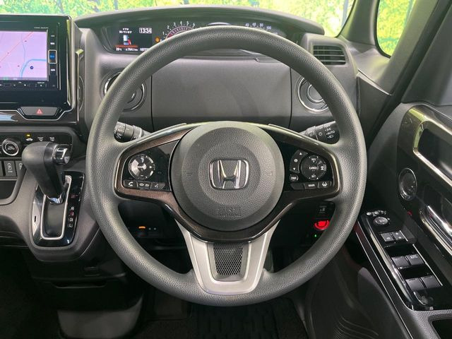 �C���e���A�ɍ��킹���f�U�C���̃X�e�A�����O�́A�^�]�������̂��Ƃ��l���A�^�]���₷���`��A�傫���ł��B�����x�A���ۂɐG���Ă��m���߂��������B