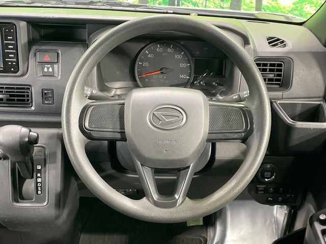 �C���e���A�ɍ��킹���f�U�C���̃X�e�A�����O�́A�^�]�������̂��Ƃ��l���A�^�]���₷���`��A�傫���ł��B�����x�A���ۂɐG���Ă��m���߂��������B