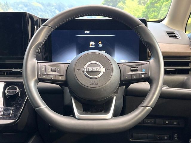 �C���e���A�ɍ��킹���f�U�C���̃X�e�A�����O�́A�^�]�������̂��Ƃ��l���A�^�]���₷���`��A�傫���ł��B�����x�A���ۂɐG���Ă��m���߂��������B