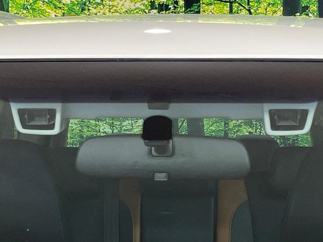【アイサイトVer2】前方の車両等を検知し、衝突しそうな時は警報で注意を促し、ブレーキを踏む力をサポート。ブレーキを踏めなかった場合は衝突被害軽減ブレーキが作動、衝突回避をサポートします。