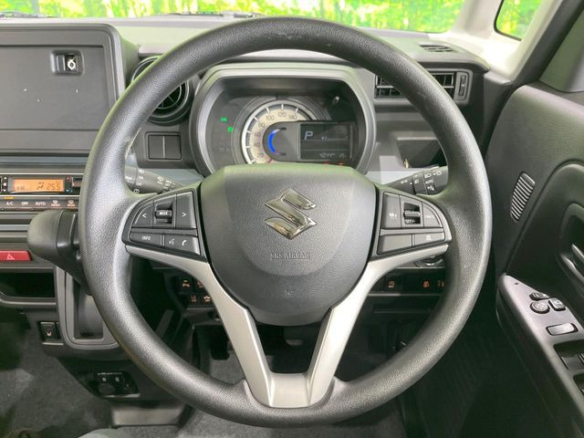 �C���e���A�ɍ��킹���f�U�C���̃X�e�A�����O�́A�^�]�������̂��Ƃ��l���A�^�]���₷���`��A�傫���ł��B�����x�A���ۂɐG���Ă��m���߂��������B