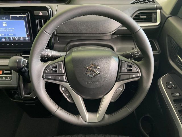 �C���e���A�ɍ��킹���f�U�C���̃X�e�A�����O�́A�^�]�������̂��Ƃ��l���A�^�]���₷���`��A�傫���ł��B�����x�A���ۂɐG���Ă��m���߂��������B