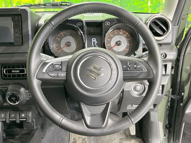 �C���e���A�ɍ��킹���f�U�C���̃X�e�A�����O�́A�^�]�������̂��Ƃ��l���A�^�]���₷���`��A�傫���ł��B�����x�A���ۂɐG���Ă��m���߂��������B