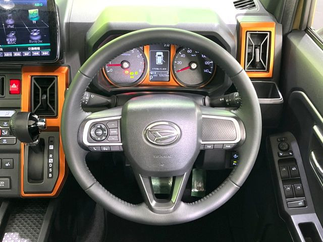 �C���e���A�ɍ��킹���f�U�C���̃X�e�A�����O�́A�^�]�������̂��Ƃ��l���A�^�]���₷���`��A�傫���ł��B�����x�A���ۂɐG���Ă��m���߂��������B