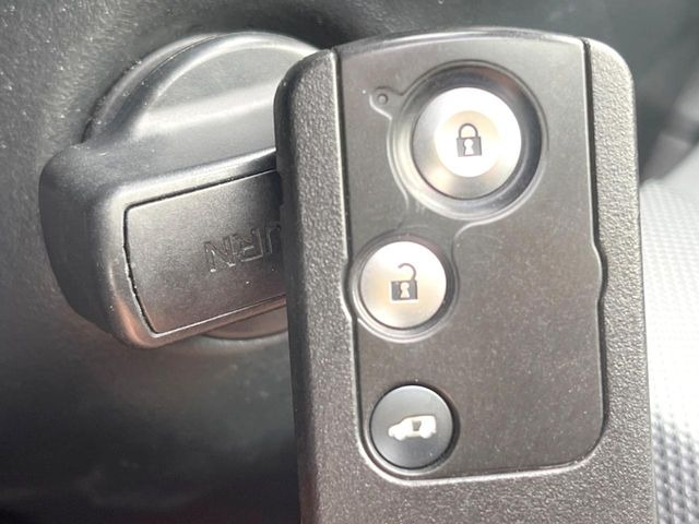 �yHonda�X�}�[�g�L�[�z�J�o����|�P�b�g�ɓ��ꂽ�܂܂ł��h�A�̎{���E�������\�ȃX�}�[�g�L�[�𑕔��B�G���W���̃I���E�I�t�����J�M�����o���K�v����������Ƃ��Ă��֗��ł���