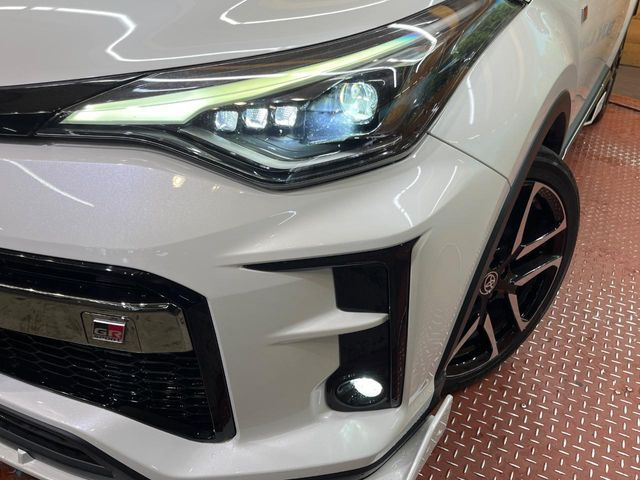 【シーケンシャルターンランプ付きLEDヘッドライト】人気の『流れるウィンカー』付きのLEDヘッドライトを装備♪高級感はもちろん、点灯時は存在感たっぷりで他車からも認識されやすく安心です。