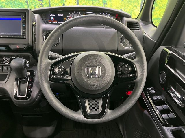 �C���e���A�ɍ��킹���f�U�C���̃X�e�A�����O�́A�^�]�������̂��Ƃ��l���A�^�]���₷���`��A�傫���ł��B�����x�A���ۂɐG���Ă��m���߂��������B