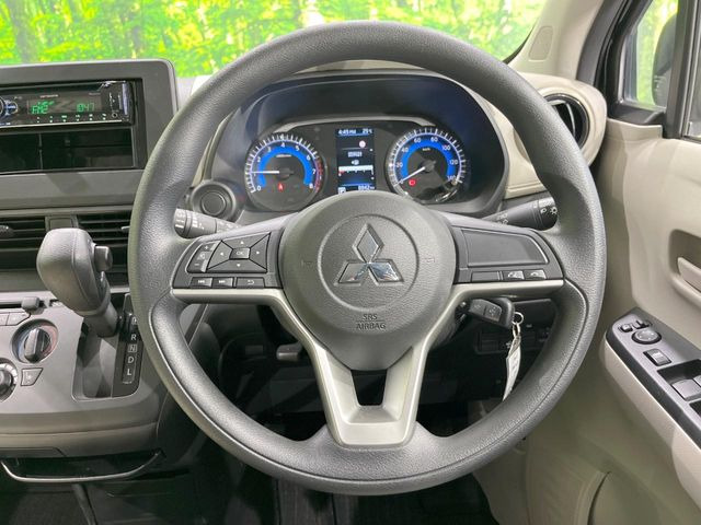 �C���e���A�ɍ��킹���f�U�C���̃X�e�A�����O�́A�^�]�������̂��Ƃ��l���A�^�]���₷���`��A�傫���ł��B�����x�A���ۂɐG���Ă��m���߂��������B
