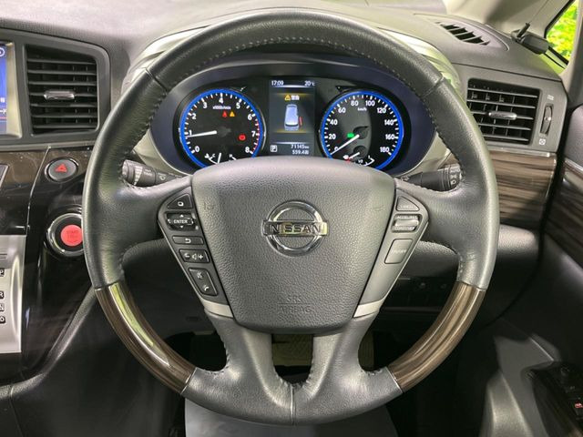 �C���e���A�ɍ��킹���f�U�C���̃X�e�A�����O�́A�^�]�������̂��Ƃ��l���A�^�]���₷���`��A�傫���ł��B�����x�A���ۂɐG���Ă��m���߂��������B